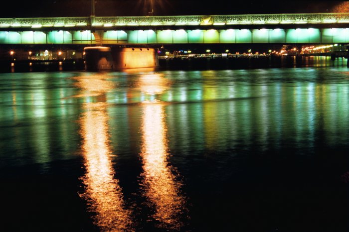Мост Лейтенанта Шмидта, перекинутый через море огней
