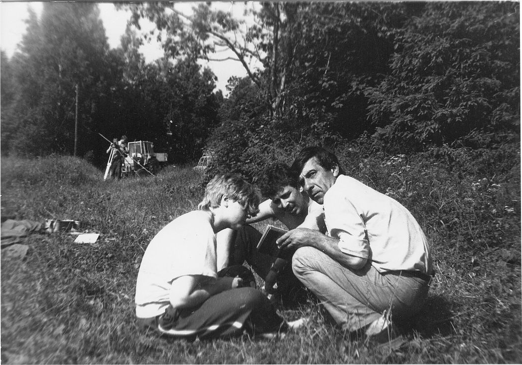 ГФФ-86, геодезическая практика в Вышегороде. 1988. На переднем плане: Лыкова Катя (ГФФ-87), Максимов Алексей и Мячиков В.В.