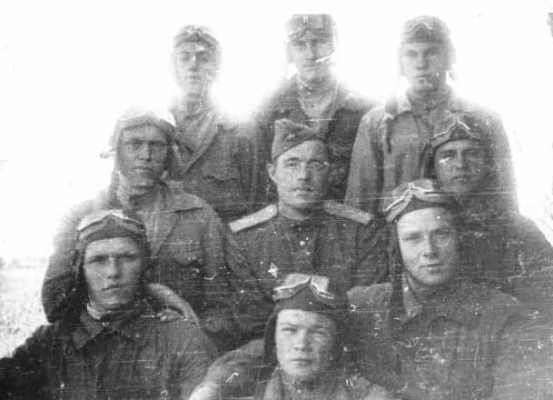1945 г. Вознесенское авиационное училище. Летная группа. В центре инструктор - ст.лейтенант Зенин