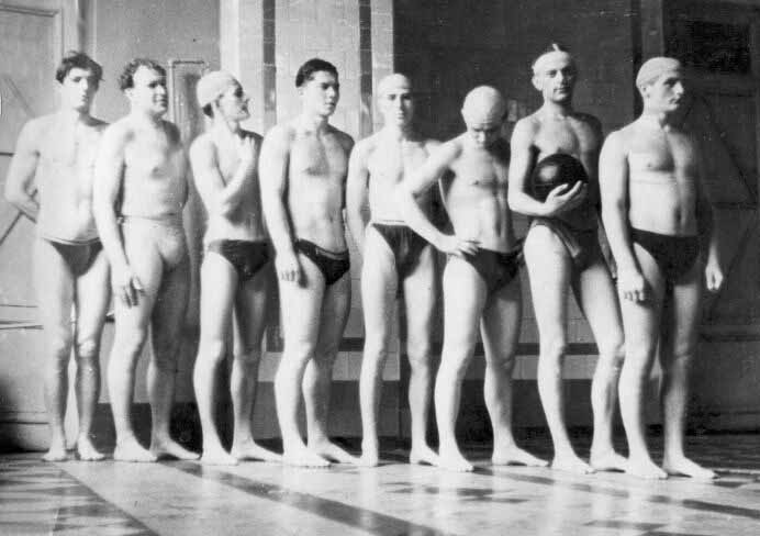 Сборная ЛГИ по водному поло. 1948. В.И. Коптев - 3-й слева.