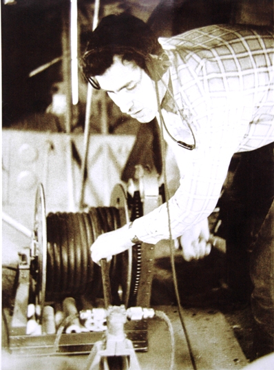Константин Маляревский в кабине вертолёта во время выпуска гондолы с приёмным устройством электроразведочной станции