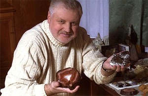 Сергей Миронов показывает свою коллекцию. В правой руке астрофиллит, в левой - агат