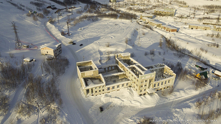 пос. Кукисвумчорр. Стадион и хоккейная площадка.